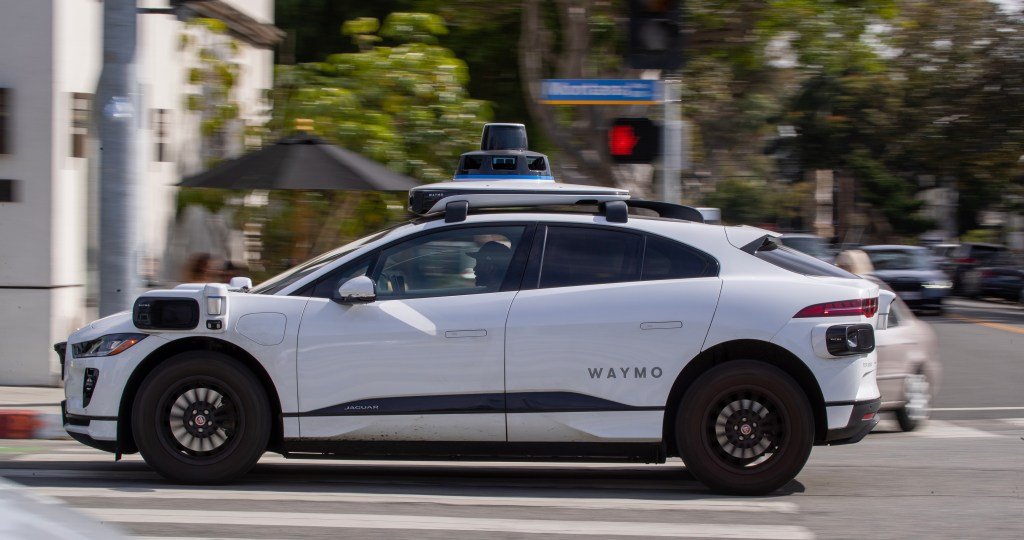 Gobierno federal añade nueve incidentes más a la investigación de robotaxis de Waymo